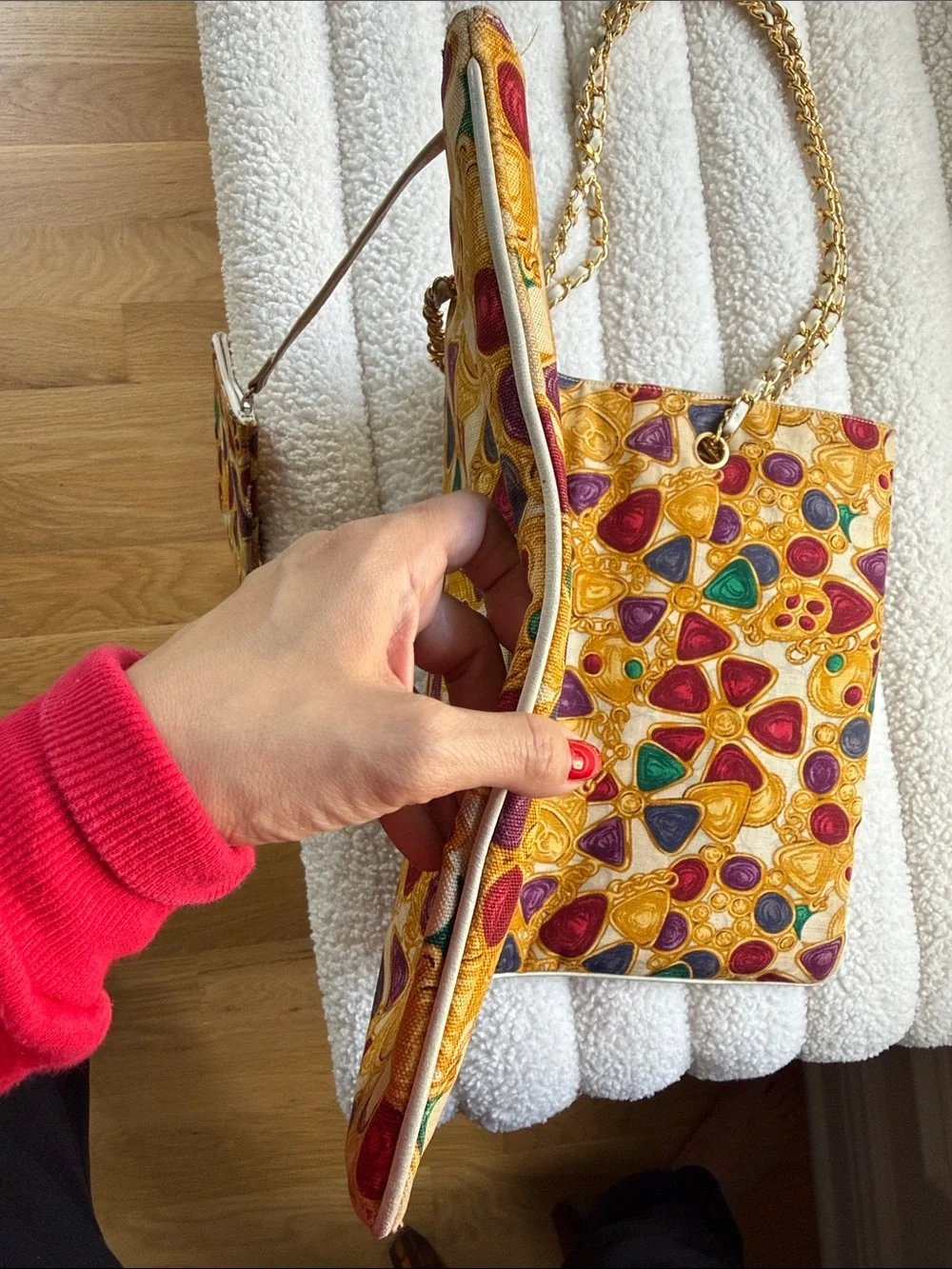 CHANEL tote vibrant